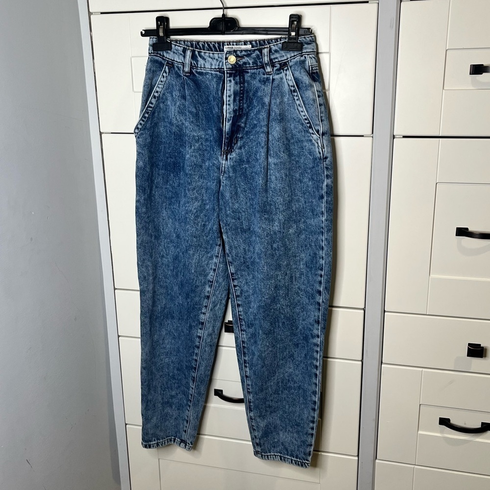 Garage. Mom jeans. Denim. Elastic waist. 3. Acid wash look. Street wear feel.